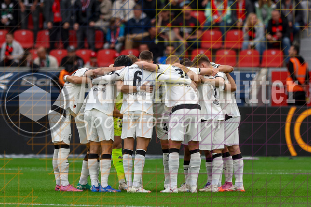 Bayer 04 Leverkusen vs Borussia Mönchengladbach - Bundesliga  | Leverkusen, Deutschland, 21.09.25:   die Spieler von Borussia Mönchengladbach bilden einen Teamkreis waehrend des Spiels der Bundesliga zwischen  Bayer 04 Leverkusen vs Borussia Mönchengladbach in der BayArena(Foto von Brauer-Fotoagentur / Adrian Schlueter)