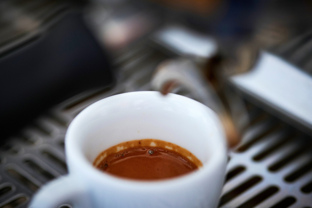 Café Comet | WIen, Austria - February 12, 2020: Café Comet; Detail einer Siebträgermaschine während des Brühvorganges. - Realisiert mit Pictrs.com