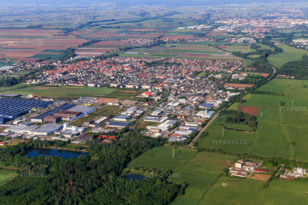 Luftbild: Ortsansicht von Nordosten in Offenbach an der Queich im Bundesland Rheinland-Pfalz in Deutschland. Foto: IMG_120696.jpg vom 03.05.2020 durch Werner Riehm/FLY-FOTO.de