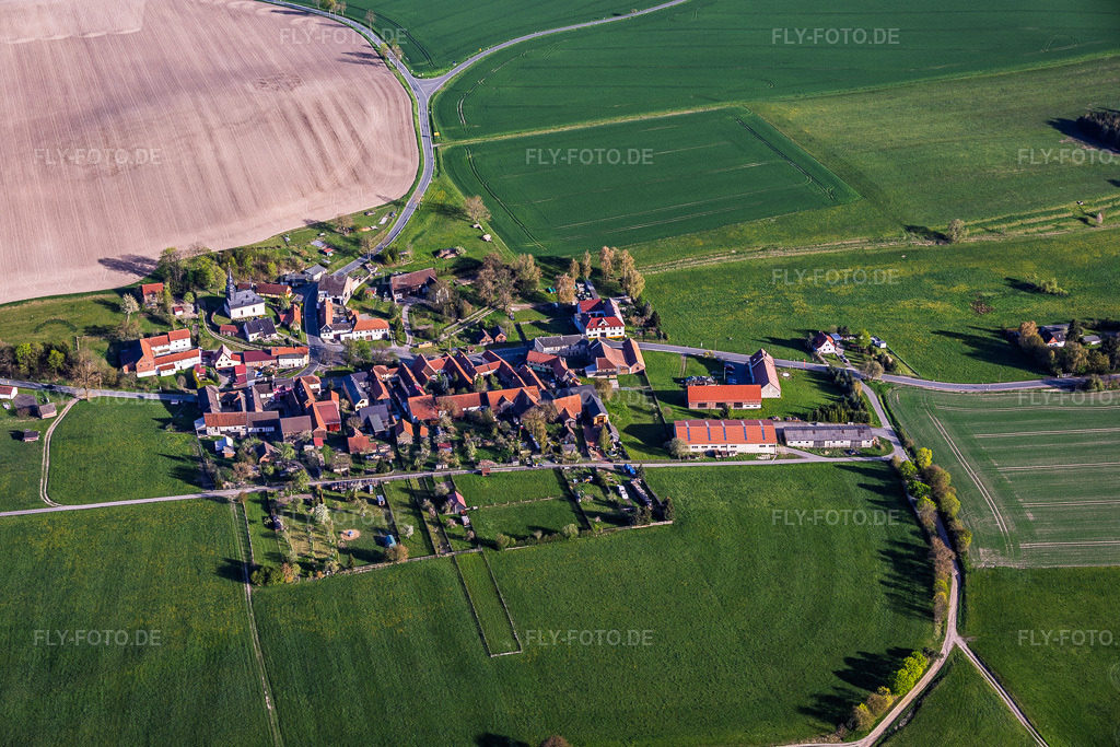 Luftbild: Dorfansicht mit Dorfkirche St. Martin aus Nordwesten in Moxa im Bundesland Thüringen in Deutschland. – Foto: IMG_155375.jpg vom 02.05.2026 durch Werner Riehm/FLY-FOTO.de – Auflösung des Originals: 6000 x 4000 px