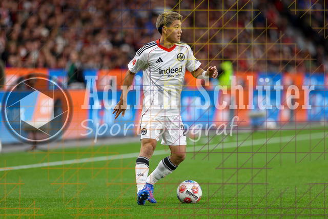 Bayer 04 Leverkusen vs Eintracht Frankfurt - Bundesliga  | Leverkusen, Deutschland, 12.09.25:   Ritsu Doan (Eintracht Frankfurt) in Aktion am Ball, Einzelaktion waehrend des Spiels der Bundesliga zwischen  Bayer 04 Leverkusen vs Eintracht Frankfurt in der BayArena(Foto von Brauer-Fotoagentur / Adrian Schlueter)