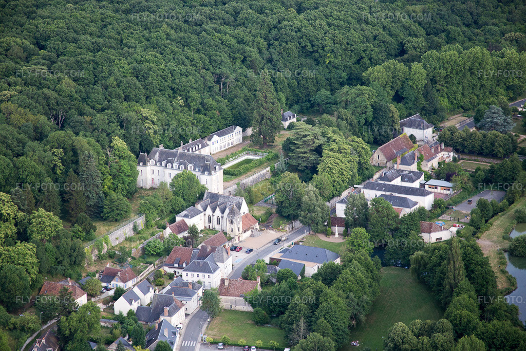 Aerial view: View of the town in Saint-Ouen-les-Vignes in the state Indre et Loire, France. – Photo: IMG_082296.jpg taken on 06/20/2015 by Werner Riehm/FLY-FOTO.com – Resolution of the original: 5472 x 3648 px