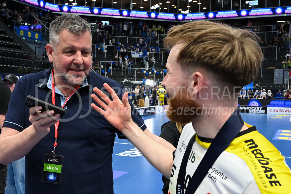 Zug United - HC Rychenberg - 25. April 2026 | Damian Keller interviewt Noah Püntener (#19 HC Rychenberg Winterthur) am L-UPL Superfinal-Spiel zwischen Zug United und HC Rychenberg am 25. April 2026 in der BCF Arena, Fribourg, Schweiz.Bild: Sportfotografie Markus Aeschimann | www.markus-aeschimann.ch - Realisiert mit Pictrs.com