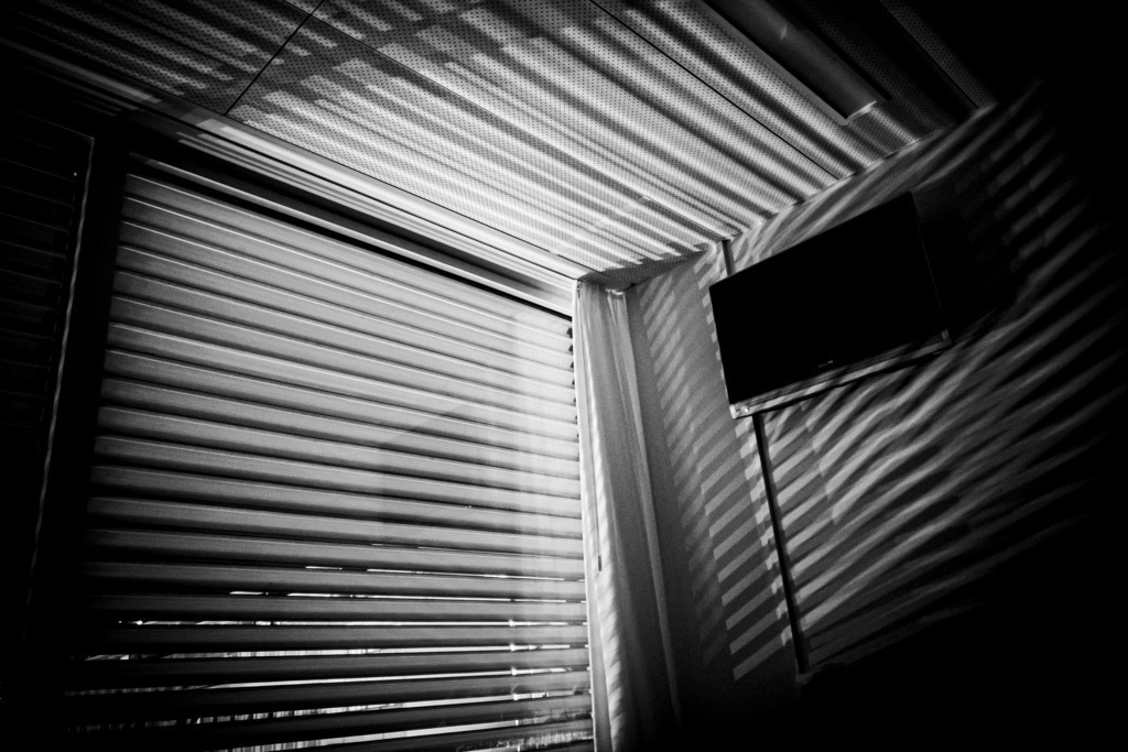 Sleepless. Zimmer im Universität-Spital Basel | Schöne Fotografien aus der Stadt und der Natur zum bestellen oder selber hochladen. Druck auf Foto, Postkarte, Kalender, FineArt Hahnemühle, Alu-Dibond , Akustikbilder zur Absorption von Schall und Lärm etc. - Realisiert mit Pictrs.com