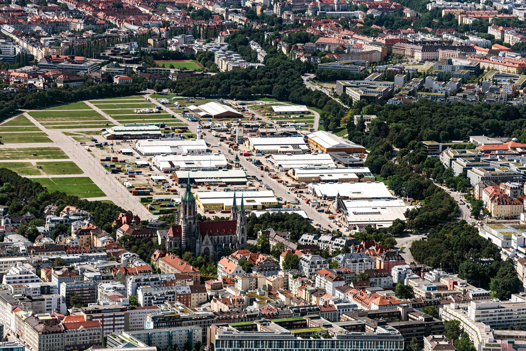 dr__0031265.jpg | MüNCHEN 09.08.2019 Aufbauarbeiten auf dem Festgelände des Münchener Oktoberfestes auf der Theresienwiese in München im Bundesland Bayern. Der Aufbau der großen Festzelte der Brauereien des mundartlich Wiesn genannten Volksfestes beginnt zwei Monate vor Eröffnung. // Area of the Munich Oktoberfest at the Theresienwiese in Munich, Bavaria. Foto: Daniel Reiter
