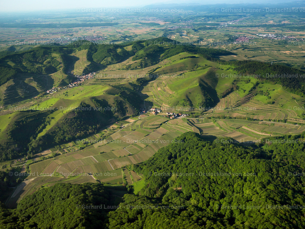 3096065 | SCHELINGEN 23.05.2010 Gipfel des Badberg am Kaiserstuhl in der Felsen- und Berglandschaft in Schelingen im Bundesland Baden-Württemberg. // Rocky and mountainous landscape of Badberg on Kaiserstuhl in Schelingen in the state Baden-Wurttemberg.  Foto: Gerhard Launer
