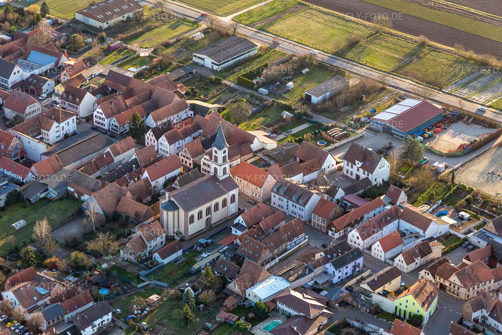 Luftbild: Protestantische Kirche Zeiskam in Zeiskam im Bundesland Rheinland-Pfalz in Deutschland. – Foto: IMG_130699.jpg vom 23.02.2022 durch Werner Riehm/FLY-FOTO.de – Auflösung des Originals: 5341 x 3561 px – Evangelische Kirche der Pfalz (Protestantische Landeskirche)