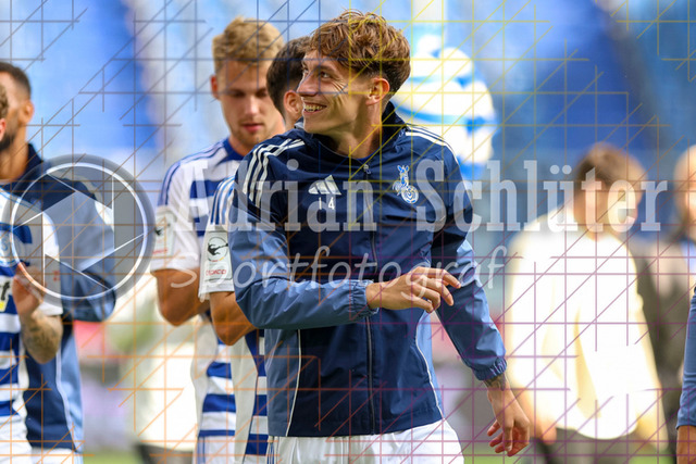 MSV Duisburg vs VfB Stuttgart II - 3. Liga | Duisburg, Deutschland, 02.08.25:   Tim Heike (MSV Duisburg) lächelt, lacht waehrend des Spiels der 3. Liga MSV Duisburg vs VfB Stuttgart II in der schauinsland-reisen-arena(Foto von Brauer-Fotoagentur / Adrian Schlueter)
