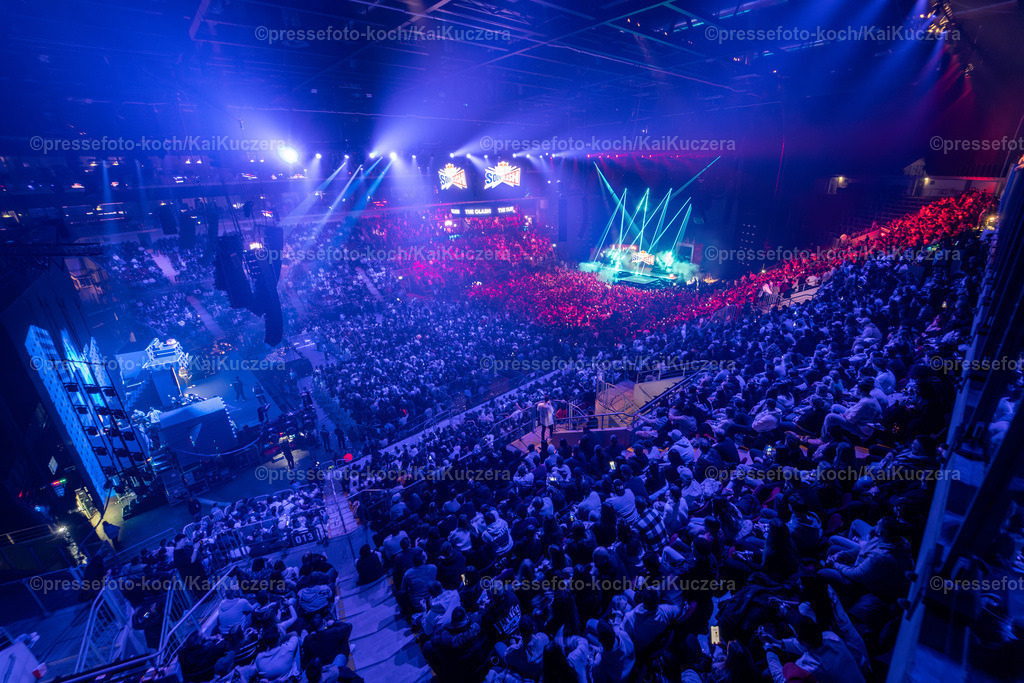 KKU13122401037 | 13.12.2024, xkkux, Düsseldorf, Red Bull Soundclash, PSD Bank Dome, Konzert von Ski Aggu und 01099 gegen Summer Cem und KC Rebell, Feature Innenansicht Konzerthalle Zuschauer Besucher 