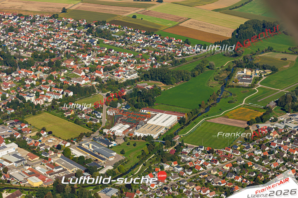 Die Luftaufnahme Oberbernbach - Aichach wurde 2021 mittels Flugzeug (keine Drohne) erstellt. Hohe Auflösung -für große Poster und Wandbilder geeignet!