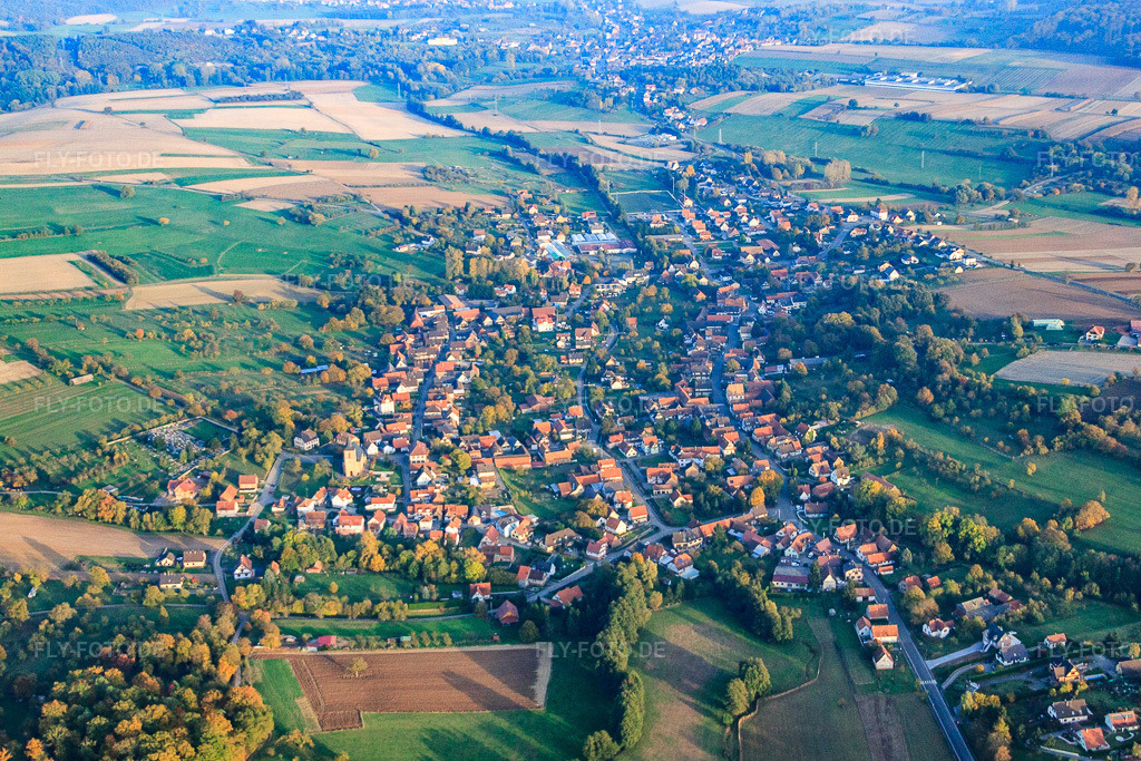 Luftbild: Ortsansicht von Nordwesten in Preuschdorf im Bundesland Bas-Rhin in Frankreich. – Foto: IMG_54218.jpg vom 21.10.2012 durch Werner Riehm/FLY-FOTO.de – Auflösung des Originals: 4592 x 3061 px