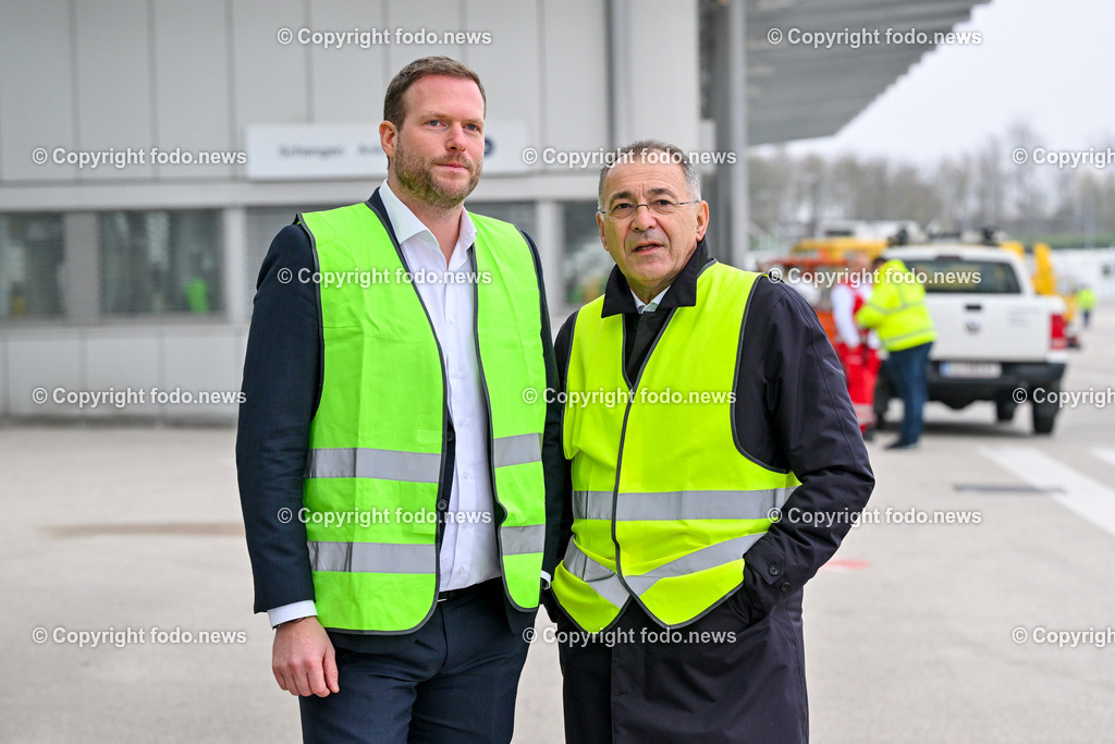 Linz Airport - Comeback Ryanair_ 08.11.2024-2 | 08.11.2024, Linz Hoersching, AUT, Linz Airport - Comeback Ryanair, im Bild Andreas Gruber (Ryanair-Sprecher und Geschaeftsfuehrer Laudamotion GmbH), Norbert Draskovits Geschaeftsfuehrer Flughafen Linz GesmbH)