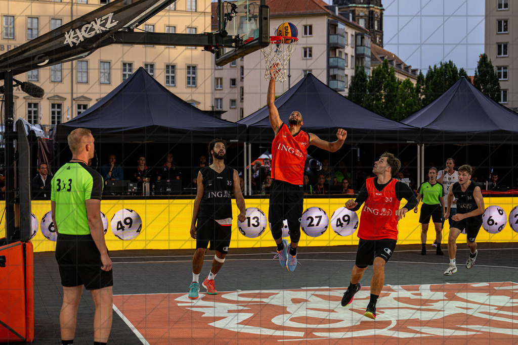 DIE FINALS 2025 | Dt. Meisterschaft 3x3   | Finale: Skyliners (orange) vs. Hannover (black) //  02.08.25: DIE FINALS 2025 | Dt. Meisterschaft 3x3   / Dresden / Deutschland  //   CREDIT:www.bullenfotos.de, Martin König, Hörner Weg 40, D-49078 Osnabrück, +4917663732967 // Nutzung und Weitergabe nur zu den vereinbarten Zwecken. Presseanfragen an Ersteller. Alle Rechte beim Ersteller. Honorierung nach MFM. - Realisiert mit Pictrs.com