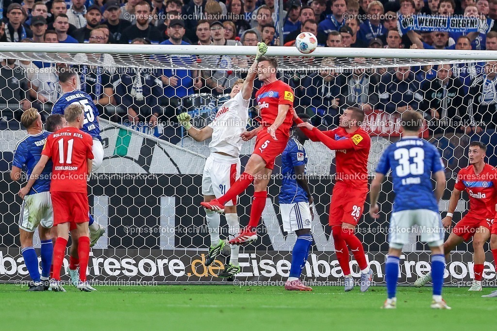 S0413092501082 | 13.09.2025, Fußball, FC Schalke 04 - Holstein Kiel, 5.Spieltag, 2. Fußball Bundesliga, Veltins-Arena Gelsenkirchen, Saison 2025 2026: Torwart Jonas Krumrey (Holstein Kiel #21) und Carl Johansson (Holstein Kiel #05) verteidigen im Strafraum STrafraumaktion Eckball DFB regulations prohibit any use of photographs as image sequences and or quasi-video.