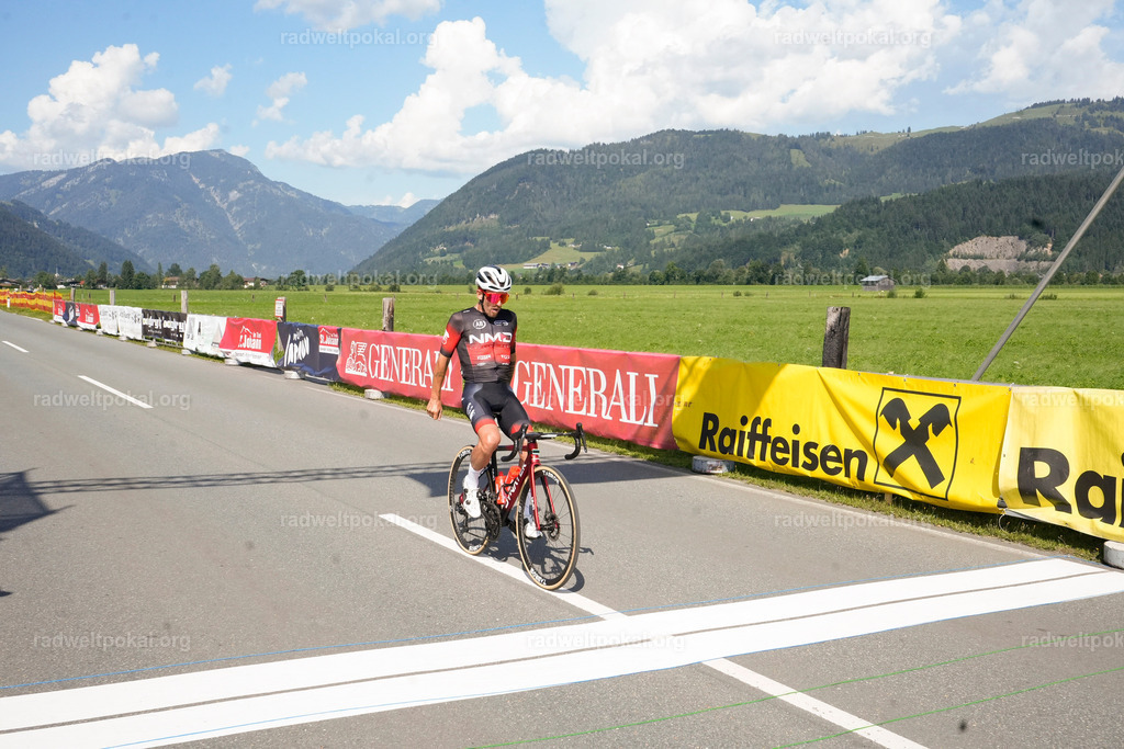 921_20230817_Bewerb_Maenner_Muehlanger | AUT - OESTERREICH, 2023-08-16: SPORT RENNRAD-FAHREN - 55. INTERNATIONALER RADWELTPOKAL IN ST. JOHANN IN TIROL  - Vintage-Radrennen mit WM-Bronze-Medaillen-Siegerin Christina Schweinberger, den Teilnehmer und Alexander Baumann (vom Orginastions-Team) - TAG 2 BEWERB MAENNER IN SECHS GRUPPEN  ; Foto: Roland Muehlanger
