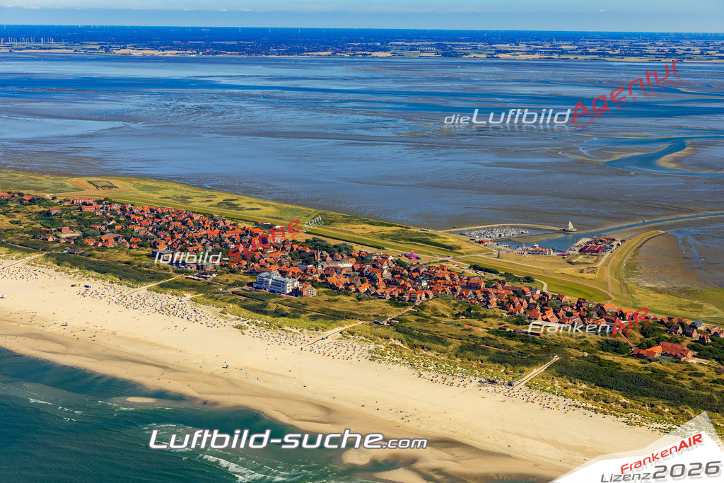 Aktuelles Luftbild von  Juist - Die Luftaufnahme wurde 2022 mittels UL-Flugzeug erstellt ( keine Drohne ) - hochauflösende Kamera-Systeme von  Canon -Beste Qualität - Für grossformatige Ausdrucke geeignet. Die Geschenkidee !