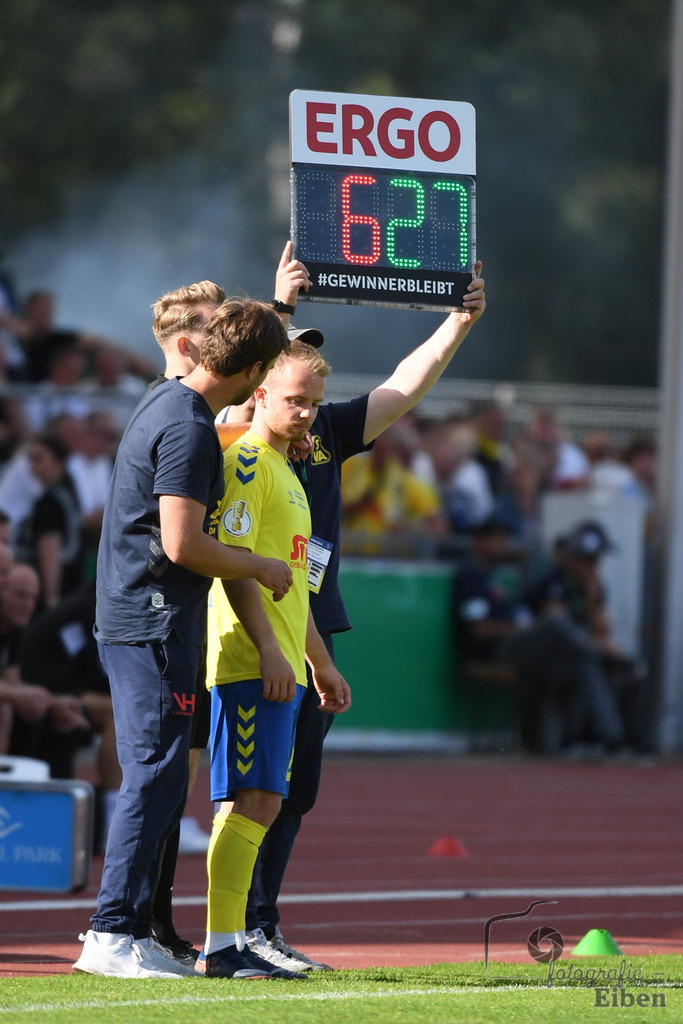 SV Atlas-Delmenhorst-Borussia Mönchengladbach | DFB-Pokal 1. Runde;SV Atlas Delmenhorst (gelb)-Borussia Mönchengladbach (schwarz) am 17.08.2025 in Oldenburg (Marschweg-Stadion), Photo: Philip Eiben 2025 - Realisiert mit Pictrs.com