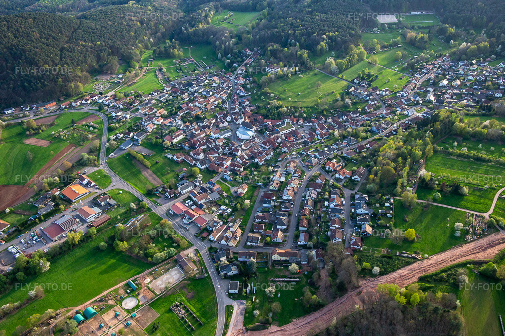 Luftbild: Ortsansicht von Norden im Ortsteil Gossersweiler in Gossersweiler-Stein im Bundesland Rheinland-Pfalz in Deutschland. Foto: IMG_140125.jpg vom 11.04.2024 durch Werner Riehm/FLY-FOTO.de