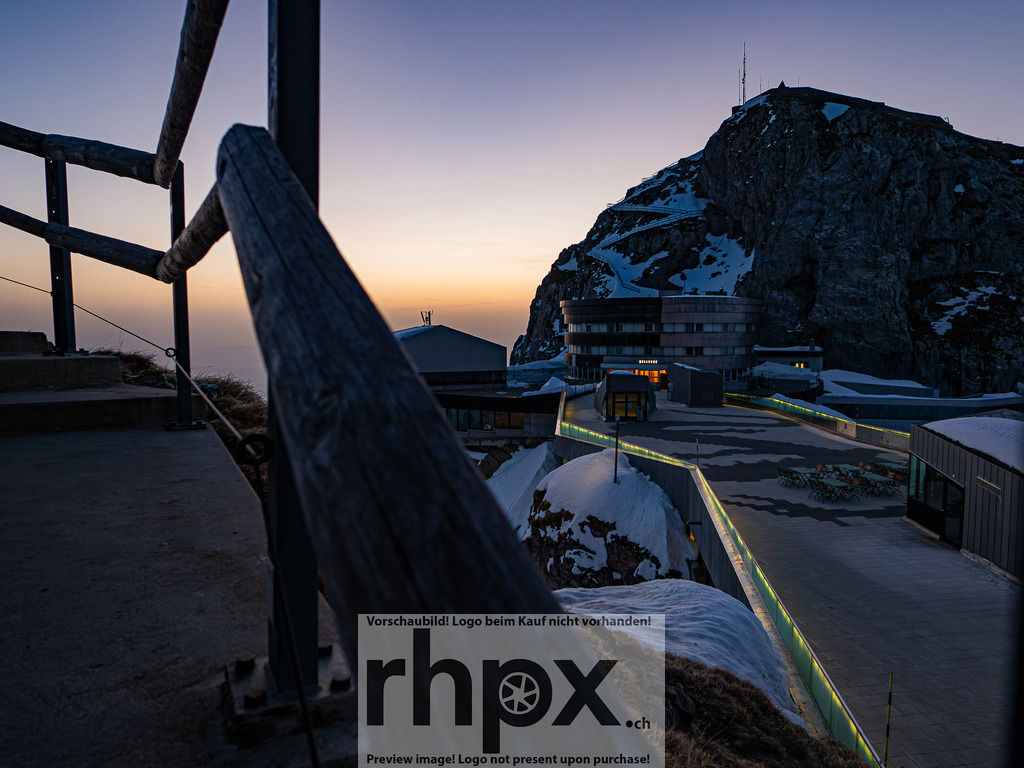 Sonnenaufgang am Pilatus | Stimmungsvolle Fotokunst aus Luzern. Erlebe den Pilatus, den See und die Stadt Luzern in exklusiven Aufnahmen in der Fotogalerie & Shop. - Realisiert mit Pictrs.com