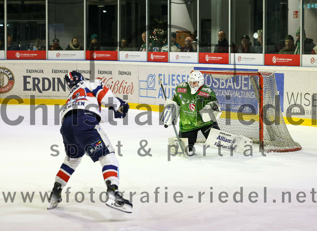 2023-12-17_060_TSV_Erding_gegen_ESC_Kempten | Erding, Deutschland, 17.12.2023:
Eishockey, Bayernliga Vorrunde 2023 / 2024, 18. Spieltag, TSV Erding gegen ESC Kempten, Endergebnis: 5:1

Torwart Niklas Schlammer (Erding Gladiators, #35)

Foto: Christian Riedel / fotografie-riedel.net