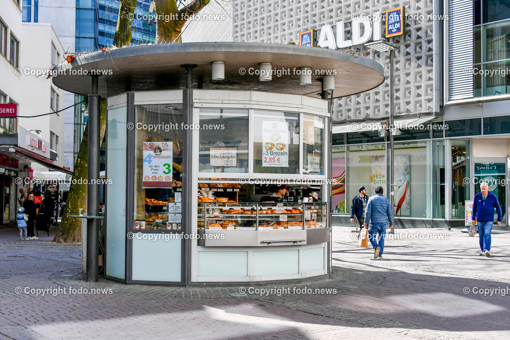 Deutschland_ Baden-Wuerttemberg_ Ulm_ 11.04.2025-25 | 11.04.2025, Deutschland, GER, Baden-Wuerttemberg, Ulm, im Bild Themenbild, Stadtansichten, Kiosk, Baeckerei, Gebaeck, Brot, Kuchen, Verpflegung, Verkauf, Verkaufsstand, Fussgaengerzone, Fuzo, Feature, Symbolbild