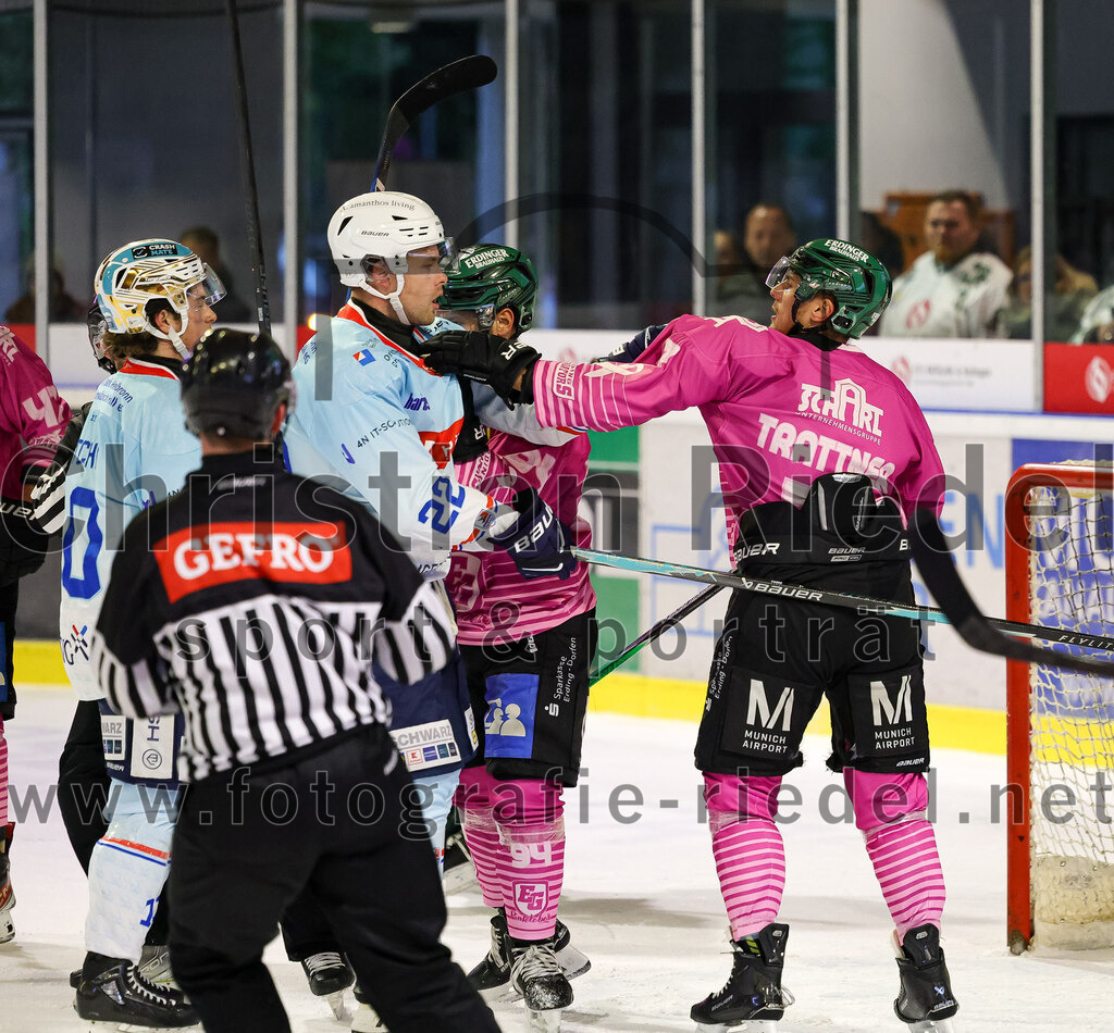 2025-10-05_071_TSV_Erding_gegen_Heilbronner_Falken | Erding, Deutschland, 05.10.2025:Eishockey, Oberliga Süd 2025 / 2026, 6. Spieltag, TSV Erding gegen Heilbronner Falken, Endergebnis: 3:1Thore Weyrauch (Heilbronner Falken, #22), Louis Trattner (Erding Gladiators, #7)Foto: Christian Riedel / fotografie-riedel.net