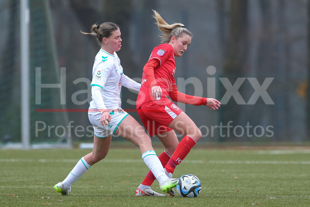 Fussball, Testspiel Frauen, SV Werder Bremen - FC Twente Enschede | v.li.: Juliane Wirtz (SV Werder Bremen, 28) und Wieke Kaptein (FC Twente Vrouwen, 20) im Zweikampf, Duell, Dynamik, Aktion, Action, Spielszene