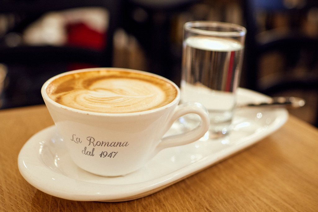 Gelateria la Romana | Wien, Austria - December 21, 2017: Gelateria la Romana; eine Tasse Cappuccino mit Wasserglas. - Realisiert mit Pictrs.com
