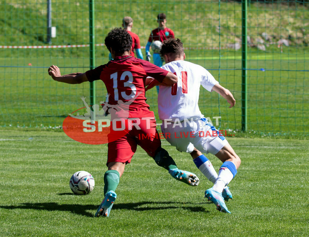 Portugal  U15 -Czech Republic U15 | FRANTISEK KAMENIK (Czech Republic #11) DUARTE SOARES (Portugal #13) ; Portugal  U15 -Czech Republic U15 am 29.04.2022 in Arnoldstein
(Sportplatz), AUSTRIA, (Photo by Ernst Krawagner sport-fan.at) - Realisiert mit Pictrs.com