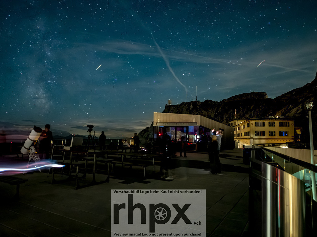 Astronomieabend am Pilatus / Astronomy Evening at Pilatus | Kosmos. Licht. Staunen.
Unter dem weiten Sternenzelt auf dem Pilatus versammeln sich Begeisterte, um in die Tiefen des Universums zu blicken. 


Cosmos. Light. Wonder.
Under the vast starry canopy on Mount Pilatus, enthusiasts gather to gaze into the depths of the universe. - Realisiert mit Pictrs.com