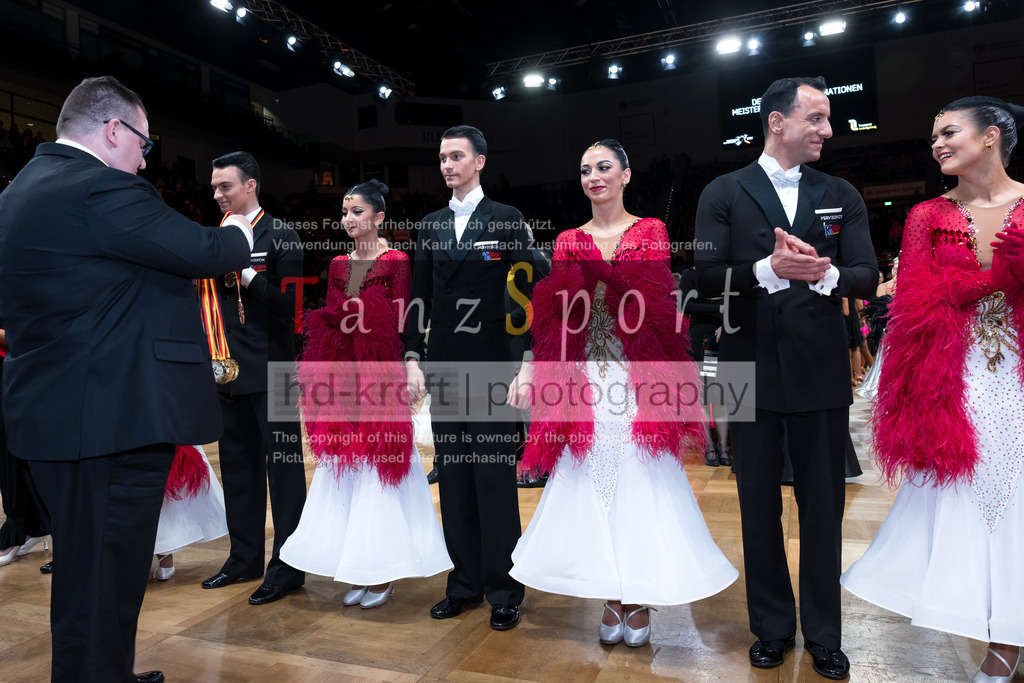 20241109_DM-Formationen_7627 | Tanzsportbilder, Standardtanz, Lateintanz, WDSF, DTV, LTVB, dancecomp, goc, hessen tanzt, blaues band der spree, walzer, tango, wiener walzer, slowfox, quickstepp, samba, rumba, cha-cha-cha, paso doble. jive, hd-kroft photography, turniertanzsport