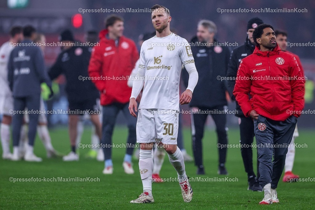 Lev14012502206 | 14.01.2025, Fußball, Bayer 04 Leverkusen - 1. FSV Mainz 05, 1. Fußball Bundesliga, 17. Spieltag, BayArena, Saison 2024 2025: Silvan Widmer (Mainz #30) neben Phillipp Mwene (Mainz #2)DFB regulations prohibit any use of photographs as image sequences and or quasi-video.