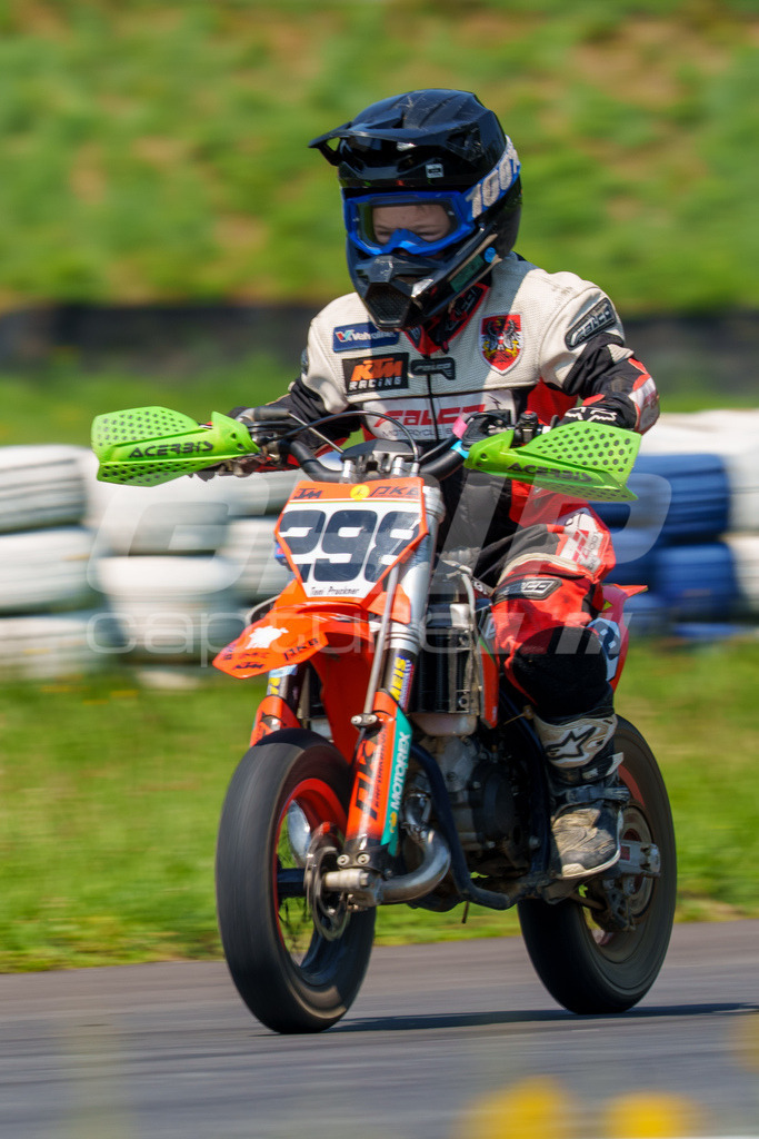 G-Cup + Supermoto Staatsmeisterschaft + Hungarian Supermoto Championship | GRIPcapture steht für authentische Sportfotografie in Österreich – für Momente, die mehr sind als Geschwindigkeit oder Ergebnis. Es geht um Emotion, Spannung, Fokus und den Augenblick, der oft nur einen Wimpernschlag dauert.Ob Motorsport, Teamsport oder 
