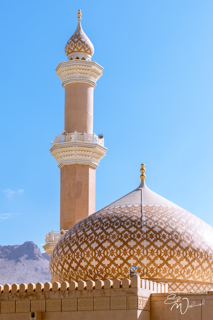 Fort Nizwa, Oman | Herzlich willkommen auf meiner Seite! Ich bin Elke Wallnisch, Deine Fotografin für lichtstarke Momente. Der Name steht für alles, was mich mit der Fotografie verbindet: Das Licht und seine machtvolle Wirkung auf eine Situation oder unsere Stimmung - Realisiert mit Pictrs.com