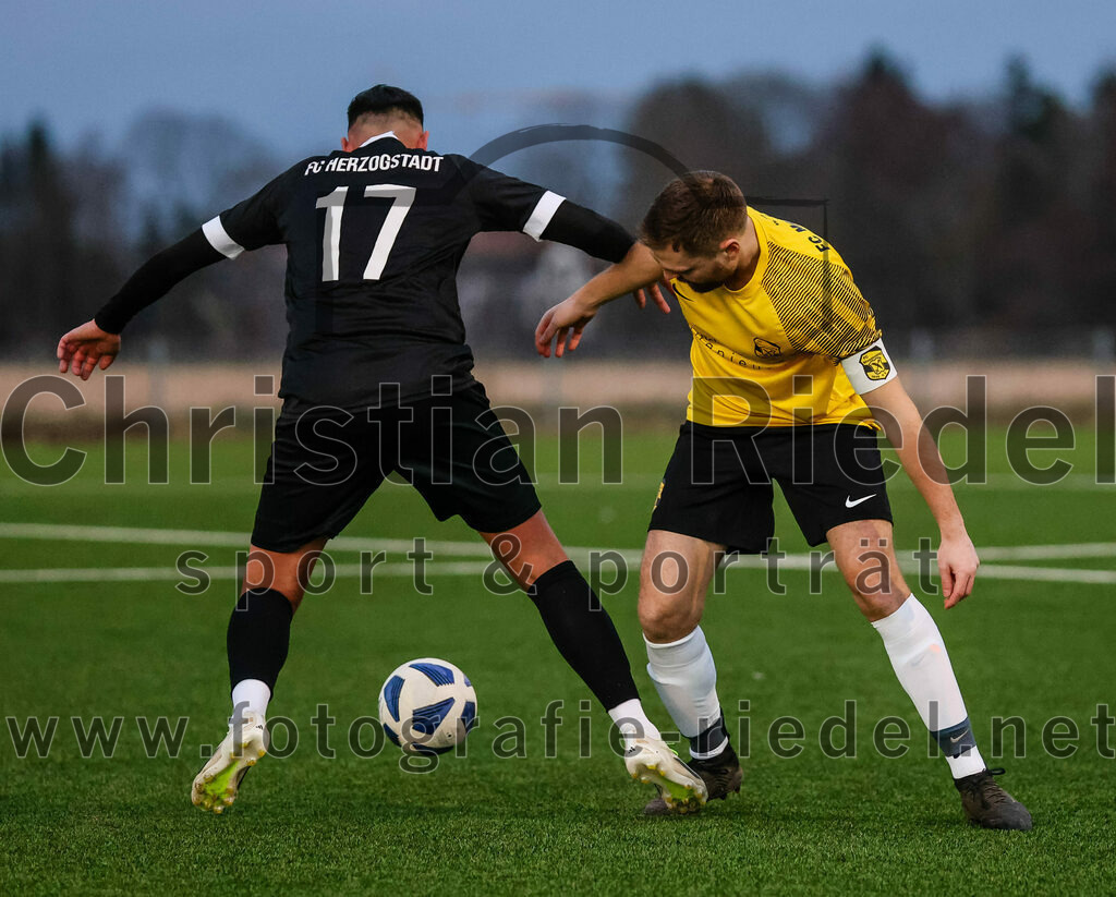 2024-02-17_033_FC_Herzogstadt_gegen_FC_Moosinning_II | Erding, Deutschland, 17.02.2024:
Fußball, Kreisklasse 2023 / 2024, Testspiel, FC Herzogstadt gegen FC Moosinning II, Endergebnis: 2:2

Attila Lanzendorfen (FC Herzogstadt, #17), Stefan Erl (FC Moosinning, #18)

Foto: Christian Riedel / fotografie-riedel.net