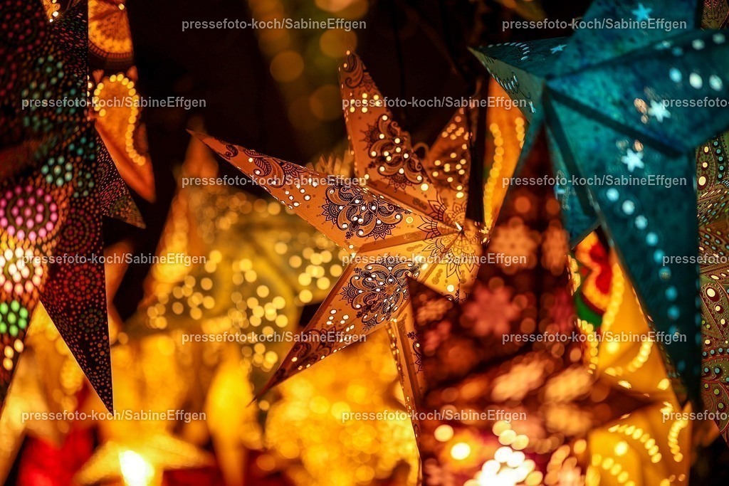 SEF17112401061 | 17.11.2024, xsefx, Köln, Pünktlich zur Vorweihnachtszeit öffnen die ersten Weihnachtsmärkte in Nordrhein-Westfalen. Eindrücke rund um den kölner Hafen-Weihnachtsmarkt am Schokoladenmuseum. Bunte Lichter Sterne Sternlichter Lichterspiel, Farbenpracht Deko Lichterfest