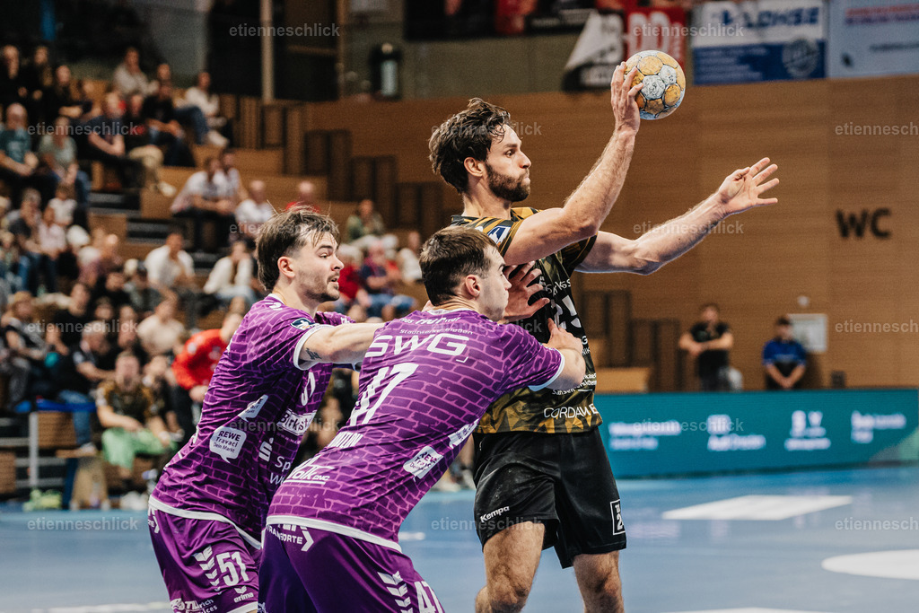 HC Elbflorenz 2006 - TV 05/07 Hüttenberg, 2. Handball-Bundesliga, 6. Spieltag | Im Bild: Sebastian Greß (25, Dresden) spielt zu Team Kollegen 04.10.2026, HC Elbflorenz 2006 - TV 05/07 Hüttenberg, 2. Handball-Bundesliga, 6. Spieltag, Deutschland, Dresden, BallsportArena Dresden