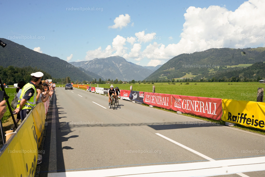 837_20230817_Bewerb_Maenner_Muehlanger | AUT - OESTERREICH, 2023-08-16: SPORT RENNRAD-FAHREN - 55. INTERNATIONALER RADWELTPOKAL IN ST. JOHANN IN TIROL  - Vintage-Radrennen mit WM-Bronze-Medaillen-Siegerin Christina Schweinberger, den Teilnehmer und Alexander Baumann (vom Orginastions-Team) - TAG 2 BEWERB MAENNER IN SECHS GRUPPEN  ; Foto: Roland Muehlanger