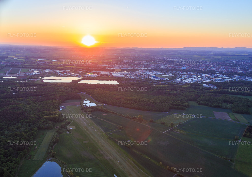 Luftbild: Flugplatz Schweinfurt-Süd EDFS bei Sunset in Gochsheim im Bundesland Bayern in Deutschland. Foto: IMG_079216.jpg vom 15.05.2015 durch Werner Riehm/FLY-FOTO.de