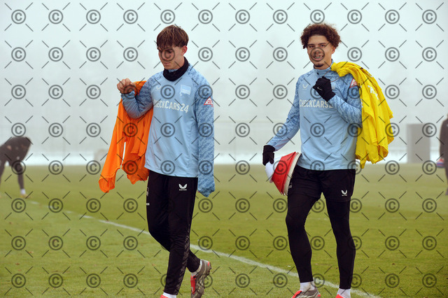 RGE_7335b | Hertha BSC, 2.Bundesliga, Herren, Training, Saison 2025/26,  von li. Kennet Eichhorn ( Hertha BSC ), Soufian Gouram ( Hertha BSC ), Dienstag, 13.01. 2026    Fotograf:  Ralf Gebhardt - Realisiert mit Pictrs.com