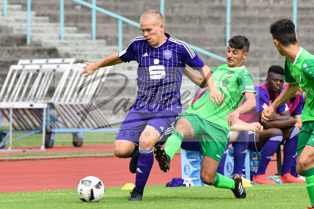 20180728_OSNSVR_0011 | Fußball, A-Junioren: Henry-Thoke Uchtmann (VfL Osnabrück), links im Zweikampf beim Testspiel zwischen VfL Osnabrück vs. SV Rödinghausen am 28.07.2018 im Sportpark Illoshöhe in Osnabrück, Deutschland.(Foto von Nico Paetzel) - Realisiert mit Pictrs.com