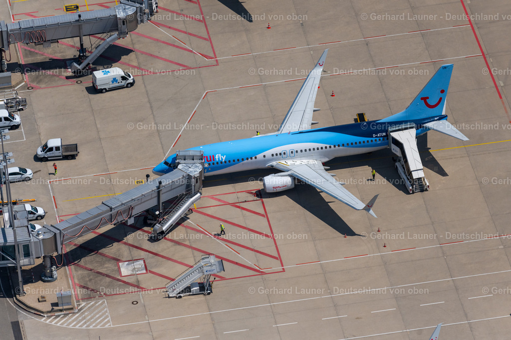 4046286 | STUTTGART 19.07.2021 Passagierflugzeug auf der Parkposition - Abstellfläche auf dem Flughafen in Stuttgart im Bundesland Baden-Württemberg, Deutschland. Weiterführende Informationen bei: Flughafen Stuttgart GmbH. // Passenger airplane in parking position - parking area at the airport in Stuttgart in the state Baden-Wurttemberg, Germany. Further information at: Flughafen Stuttgart GmbH. Foto: Gerhard Launer