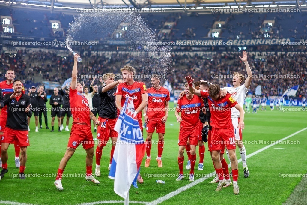 S0413092501206 | 13.09.2025, Fußball, FC Schalke 04 - Holstein Kiel, 5.Spieltag, 2. Fußball Bundesliga, Veltins-Arena Gelsenkirchen, Saison 2025 2026: Abschlussjubel nach dem 1:0 Sieg für Holstein Kiel. Die Mannschaft feiert den Erfolg vor der KurveDFB regulations prohibit any use of photographs as image sequences and or quasi-video.