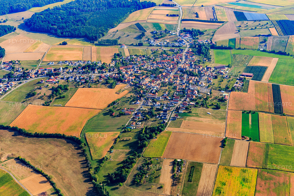 Vue aérienne: Vue de la ville depuis le sud-ouest à Schœnenbourg dans le département Bas Rhin, France – .Photo: IMG_134282.jpg prise le 29/08/2022 par Werner Riehm/FLY-FOTO.eu – Résolution de l'original: 5472 x 3648 px