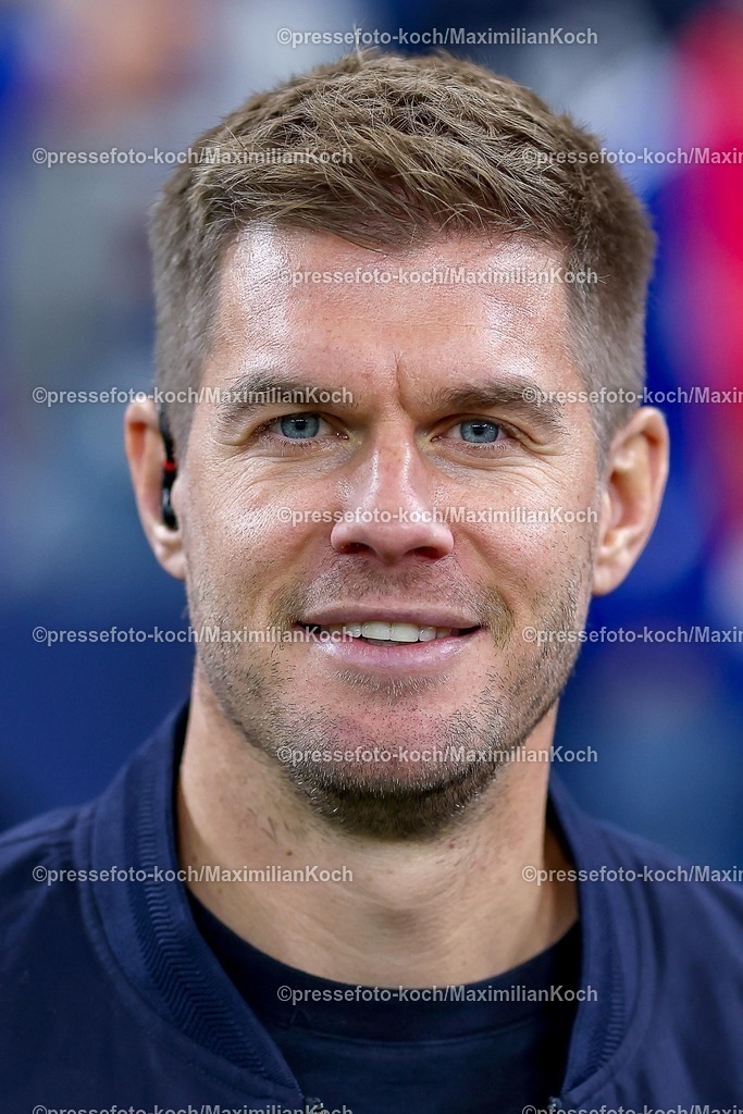 S0413092501006 | 13.09.2025, Fußball, FC Schalke 04 - Holstein Kiel, 5.Spieltag, 2. Fußball Bundesliga, Veltins-Arena Gelsenkirchen, Saison 2025 2026: Simon Terodde (Moderator und ehem. Fußballspieler)DFB regulations prohibit any use of photographs as image sequences and or quasi-video.