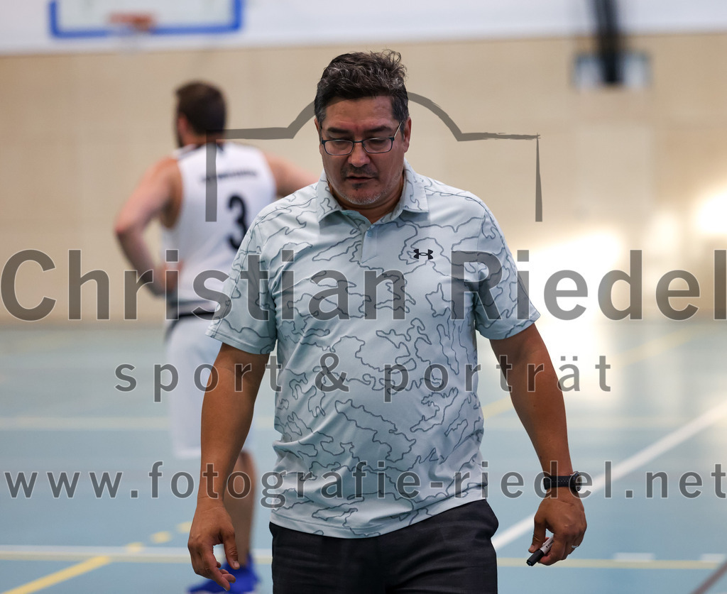 2022-10-16_017_TSV_Vaterstetten_gegen_Baskets_Vilsbiburg_2 | Vaterstetten, Deutschland, 16.10.2022:
Basketball, Bayernliga Herren Südost 2022 / 2023, 1. Spieltag, TSV Vaterstetten gegen Baskets Vilsbiburg 2, Endergebnis: 83:64

Trainer Daniel Paz (TSV Vaterstetten)

Foto: Christian Riedel / fotografie-riedel.net