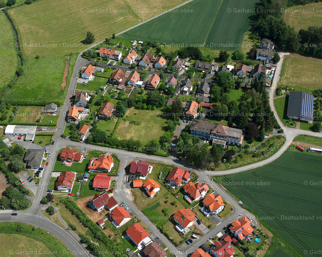 2614792 | FLENSUNGEN 09.06.2006 Wohngebiet einer Einfamilienhaus- Siedlung  in Flensungen im Bundesland Hessen, Deutschland // Single-family residential area of settlement  in Flensungen in the state Hesse, Germany Foto: Gerhard Launer