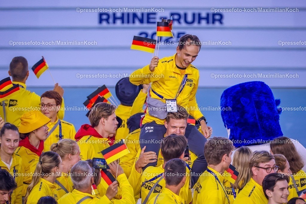 FISU16072501023 | 16.07.2025, Duisburg, FISU World University Games Summer, Rhine-Ruhr 2025, Opening Ceremony, Schauinsland-Reisen-Arena: Die Athleten der deutschen Delegation betreten das Stadion. Ehrenrunde des Team Deutschland - Das Team Studi in der Arena bei der Eröffnungsfeier. 