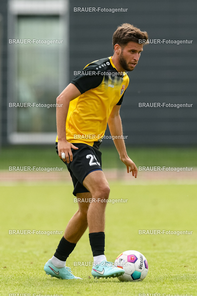 1_SVSKFC_20250726_1217.JPG -  - SV Schermbeck - KFC Uerdingen  - Testspiel | Schermbeck, Deutschland, 26.07.25: Mohammed Yasin Benslaiman Benktib (KFC Uerdingen) in Aktion, am Ball, Einzelaktion während des Testspiel Spiels zwischen SV Schermbeck - KFC Uerdingen  in der Volksbank Arena am 26. July 2025 in Schermbeck, Deutschland. (Foto von Stefan Brauer/Brauer-Fotoagentur)