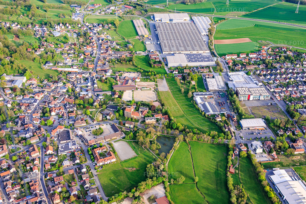 Luftbild: Ortsübersicht aus Westen mit Maschinen-Grupp GmbH - Standort Sonnefeld in Sonnefeld im Bundesland Bayern in Deutschland. – Foto: IMG_155447.jpg vom 02.05.2026 durch Werner Riehm/FLY-FOTO.de – Auflösung des Originals: 6000 x 4000 px – Maschinen-Grupp GmbH | Holzbearbeitungsmaschinen